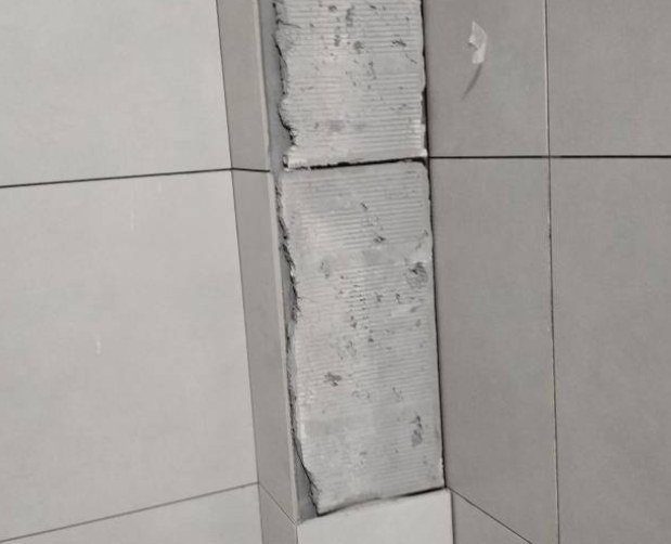 钦州瓷砖空鼓维修公司分享下瓷砖施工前基层浇水润湿程度不足，可能导致以下问题